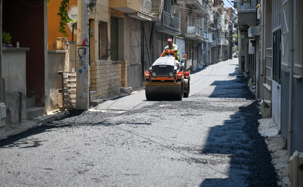 İzmir Bornova'da Çamdibi sokakları asfaltla yenileniyor