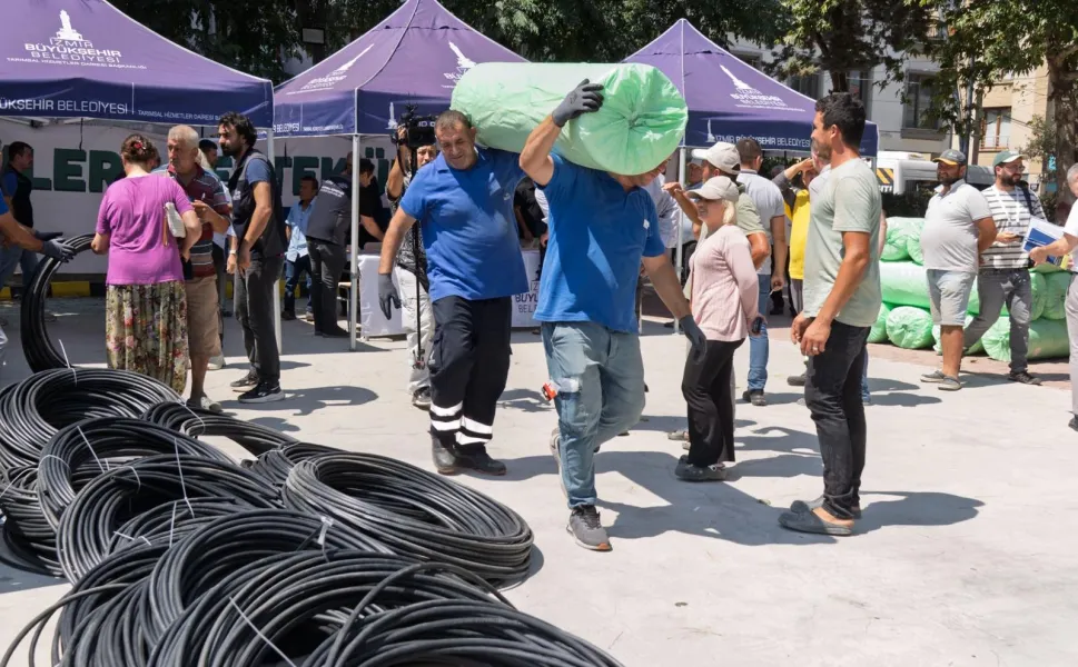 İzmir Büyükşehir'den domates ve çilek üreticisine iklim zırhı