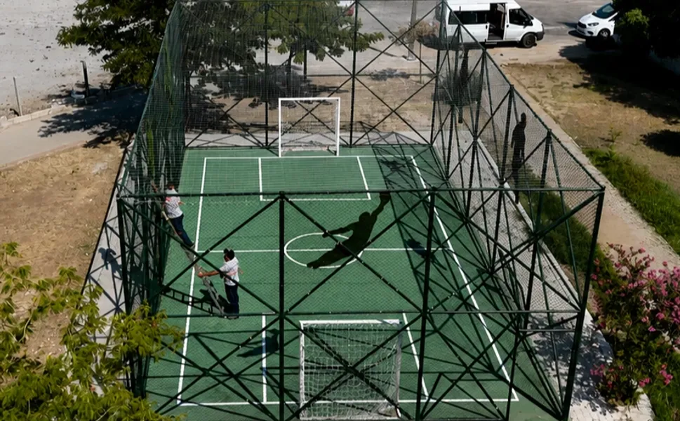 İzmir Karabağlar 'da 5 mahalleye 5 yeni mini futbol sahası