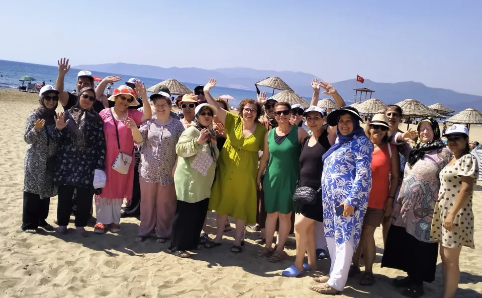 İzmir Karabağlarlı kadınlara Pamucak'ta deniz keyfi