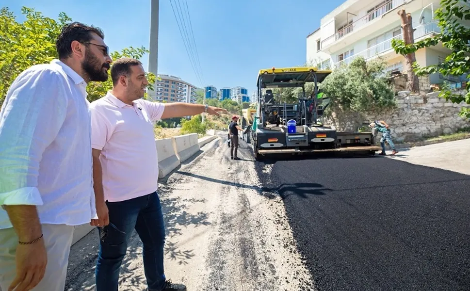 İzmir Narlıdere'de asfalt mesaisi