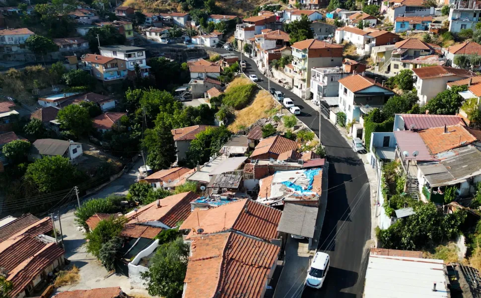 İzmir Narlıdere'de asfalt seferberliği sürüyor