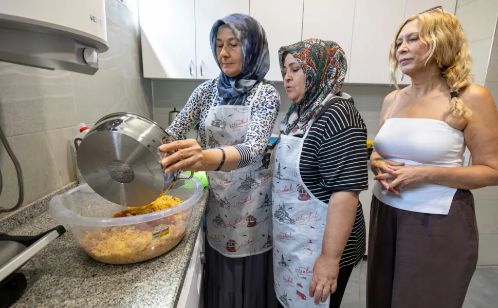 İzmir'de Dayanışma Mutfağı anneleri bir araya getiriyor
