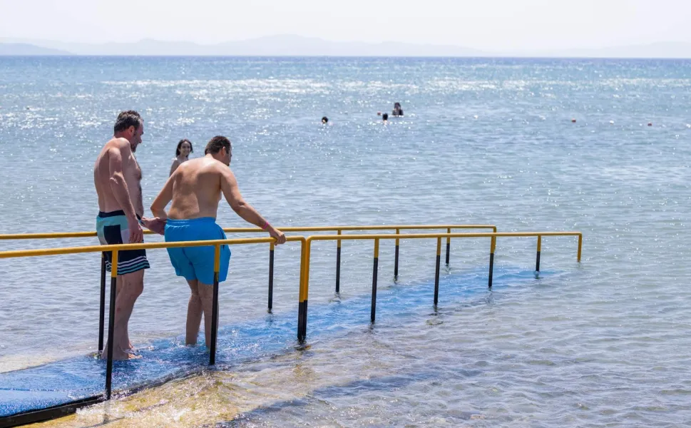 İzmir'de engelli yurttaşlar denizle buluşuyor