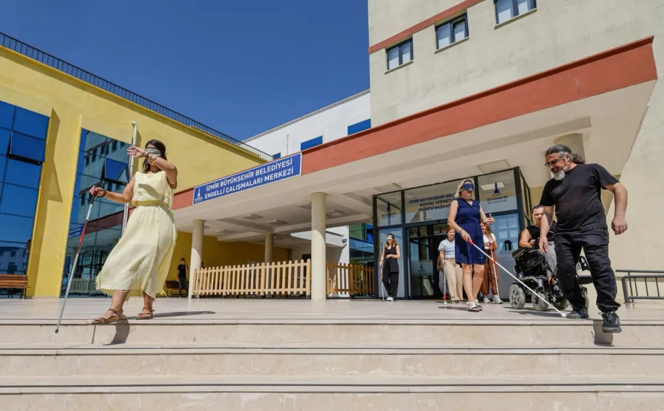 İzmir'de görme engellilere rehberlik edecek personele özel eğitim