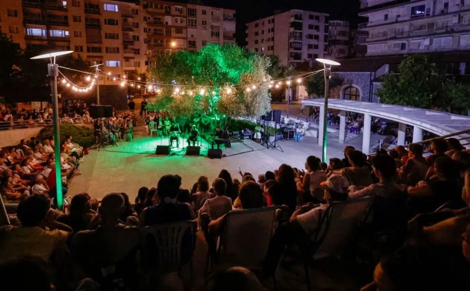 İzmir'de zeytin ağacının altında 'Gece Makamı' ezgileri
