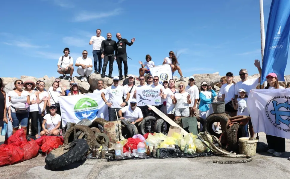 Çeşme kıyılarından 1,5 ton atık çıkarıldı