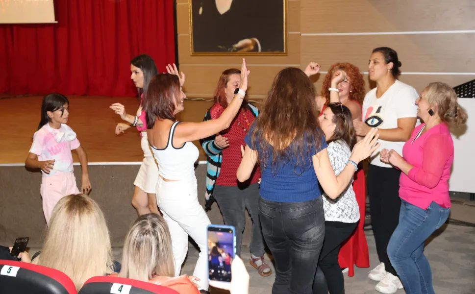 Çiğli Komedi Akşamları sezonu Roman gecesiyle açtı