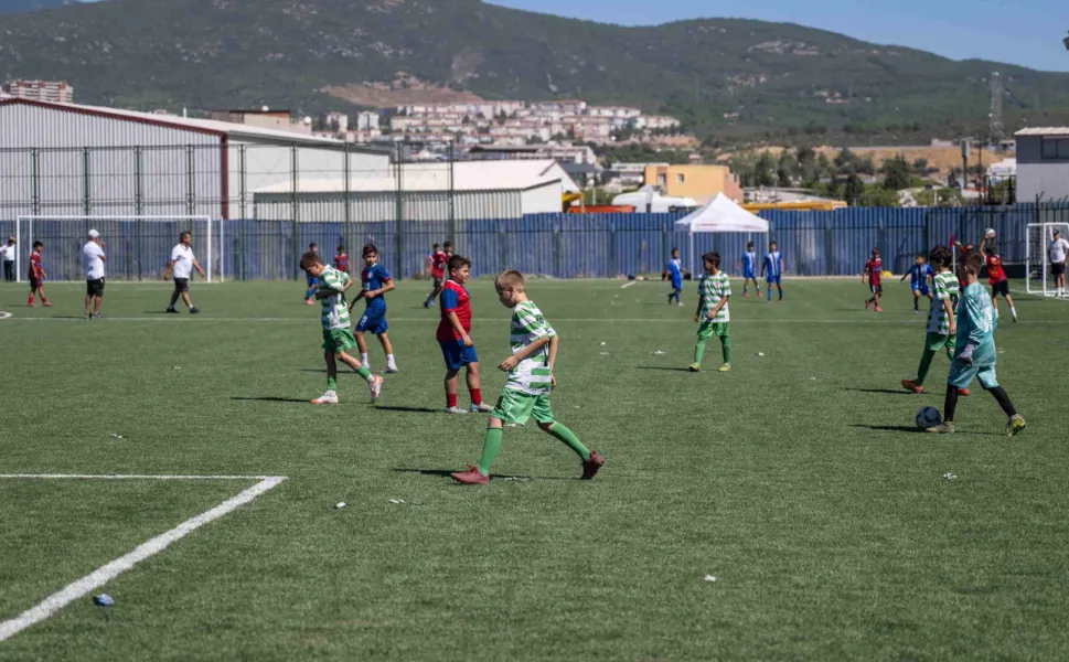 İzmir Bornova'da yenilenen Doğanlar Sahası çocukların golleriyle açıldı...