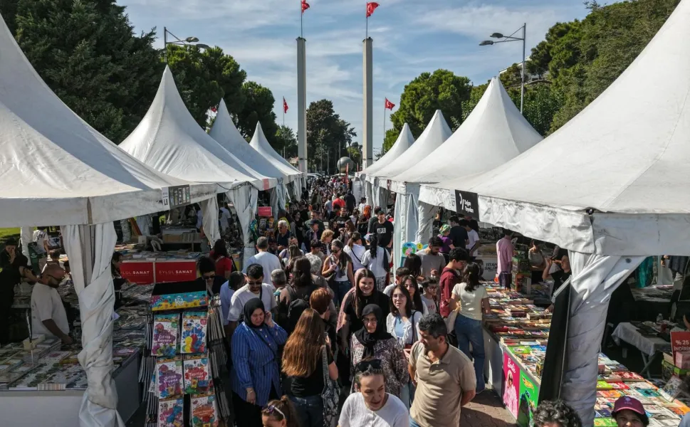 İzmir Kültürpark'ta kitap ve yazar buluşmaları sürüyor