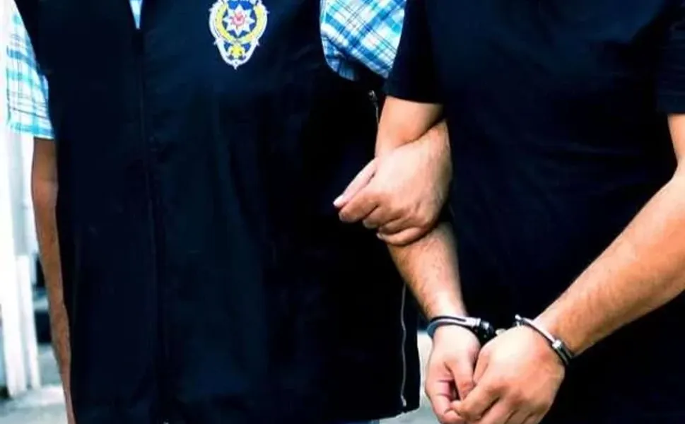 İzmir merkezli vatandaşlık soruşturmasında 3 şüpheli gözaltında