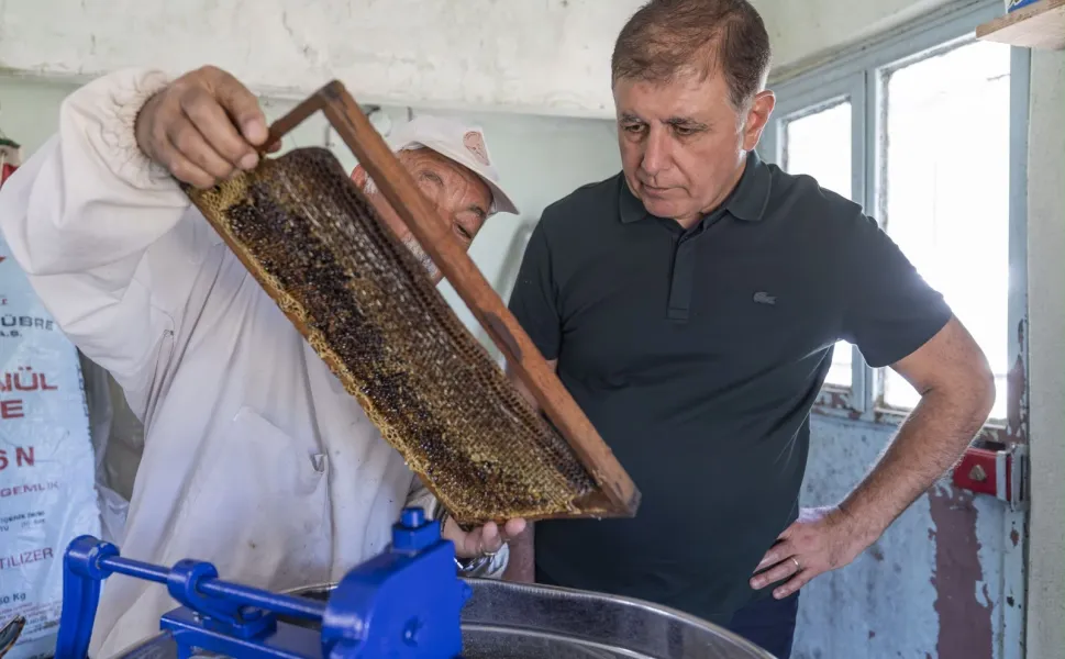 İzmir'de Başkan Tugay üreticiyle bal sağdı