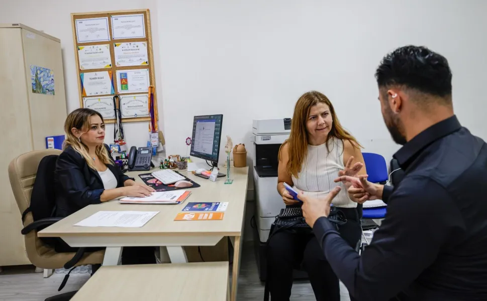 İzmir'de iletişimin önündeki engeller birlikte aşılıyor