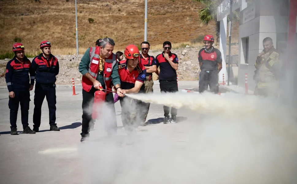 İzmir'de İtfaiye Haftası'nda nefes kesen tatbikat