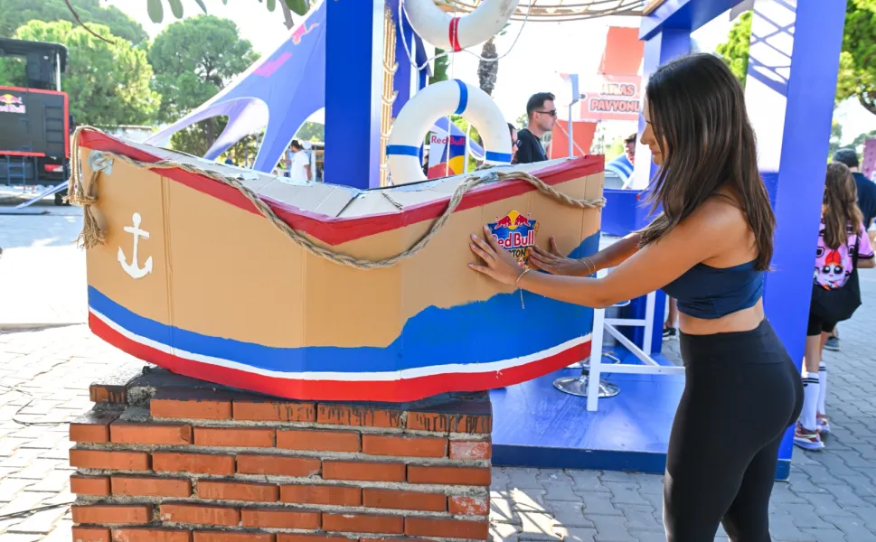 Karton Tekne Yarışması İzmir'de fuar coşkusuna renk kattı