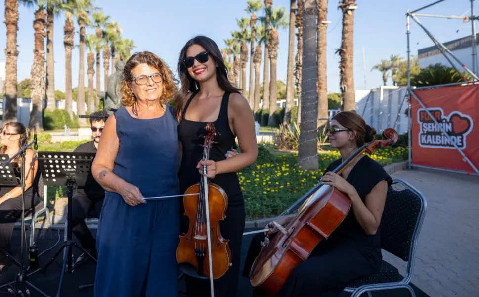 Kızı keman çaldı, anne yönetti