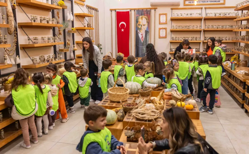 Bornova'nın minikleri 50 zeytin fidanını toprakla buluşturdu