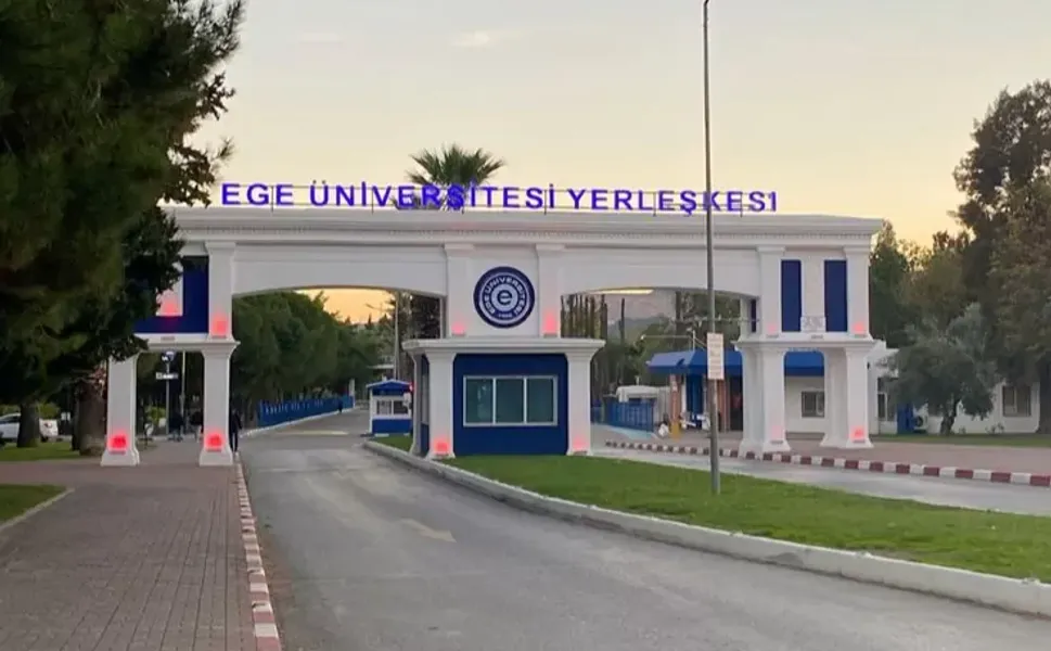 Ege Üniversitesi'nde sahipsiz köpek alarmı!