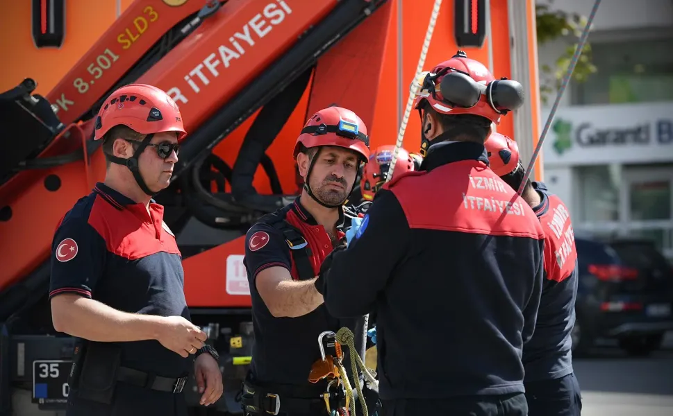 İzmir İtfaiyesi'nden gerçeği aratmayan tatbikat