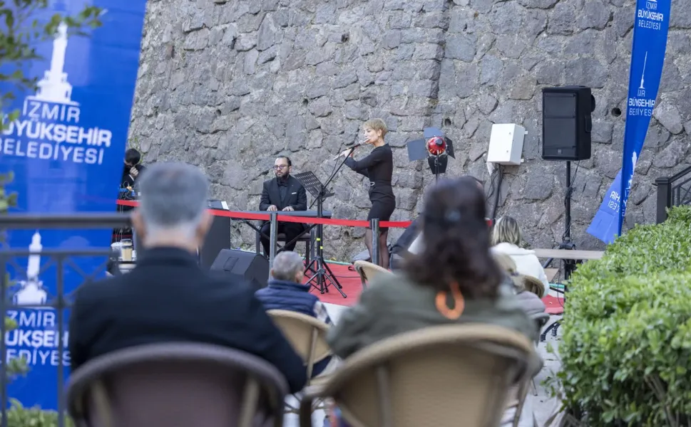 İzmir Şato Kütüphanesi'nde ders molasında müzikli motivasyon