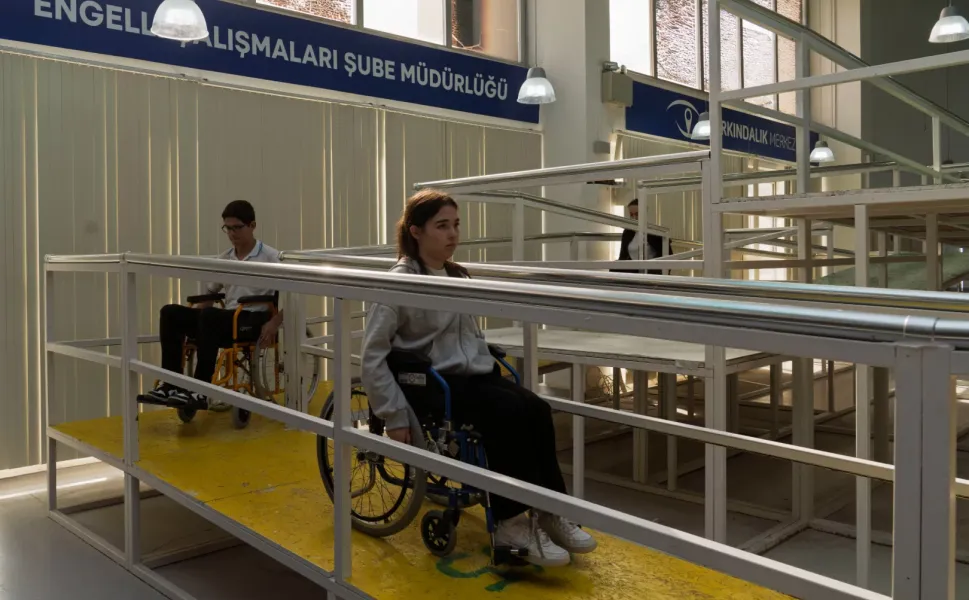 İzmir'de empati parkuru... Engelleri deneyimleyerek fark ettiler