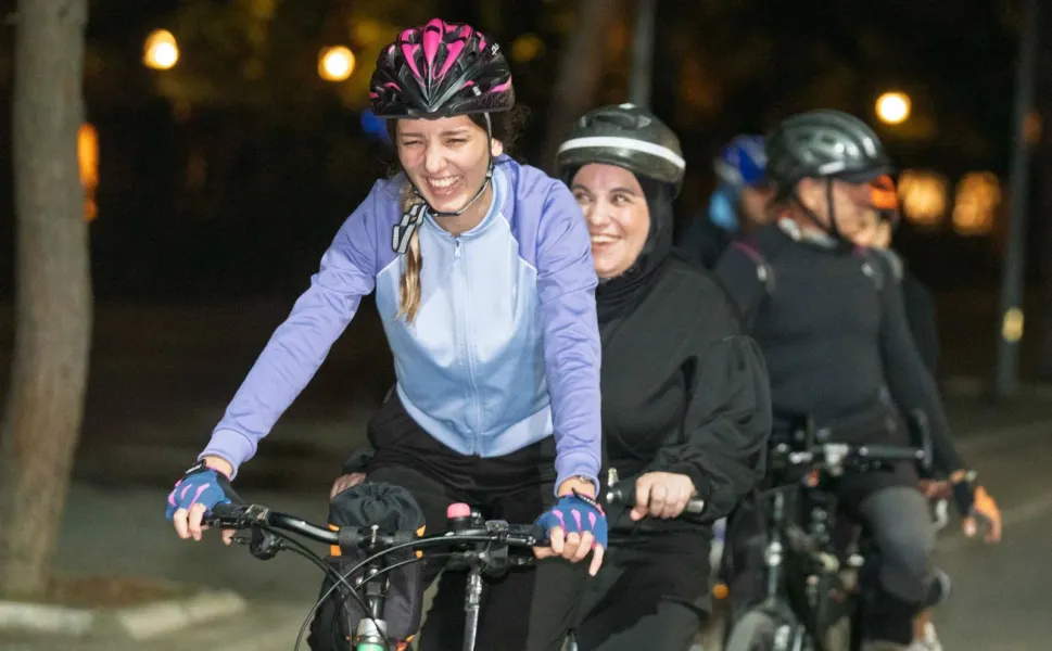 İzmir'de görme engelliler Kültürpark'ta pedal çevirdi