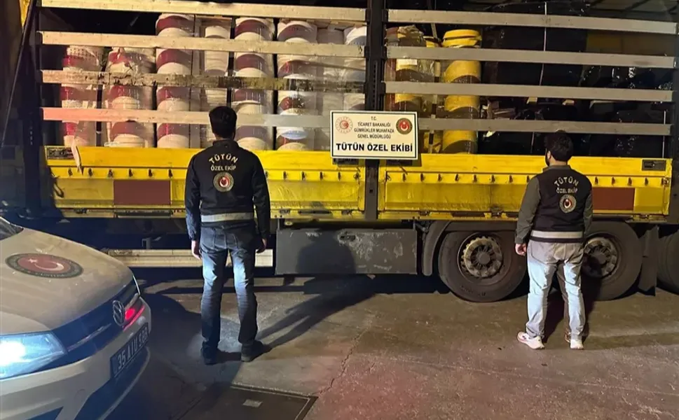 İzmir'de kaçak sigara fabrikasına baskın! Ele geçirilenlerin değeri 125 milyon TL'yi aştı