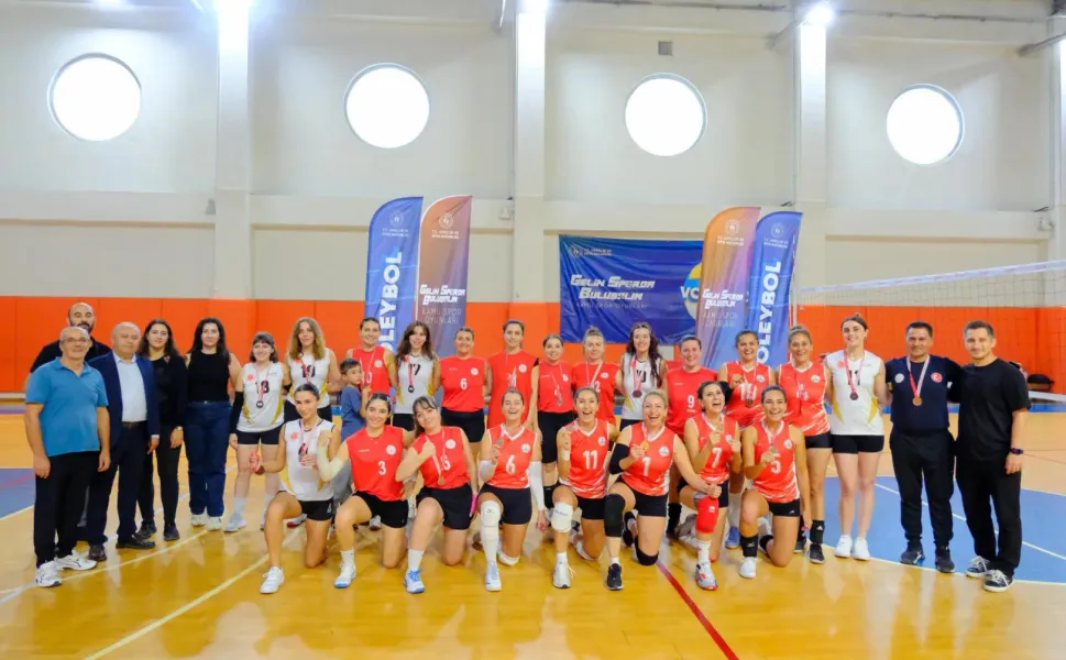 İzmir'de Kadın Voleybol Takımı il şampiyonu oldu