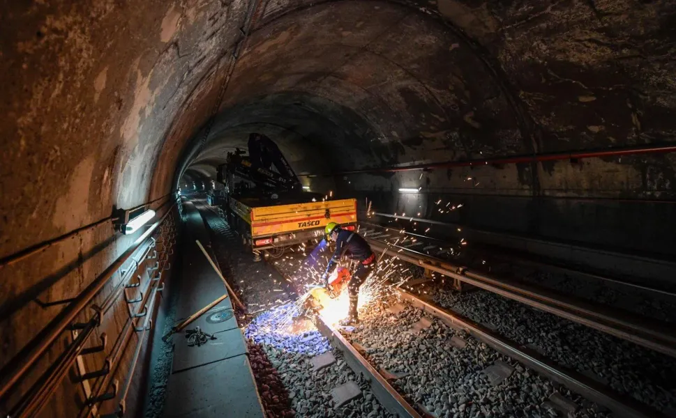 İzmir'de metro raylarında değişim zamanı