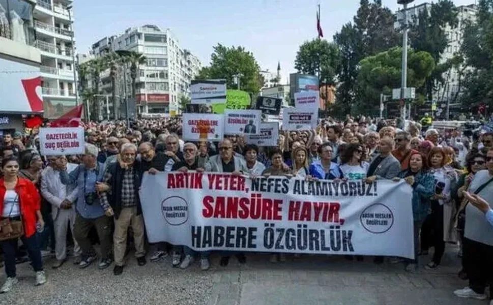 İzmir'den basın özgürlüğüne halk desteği
