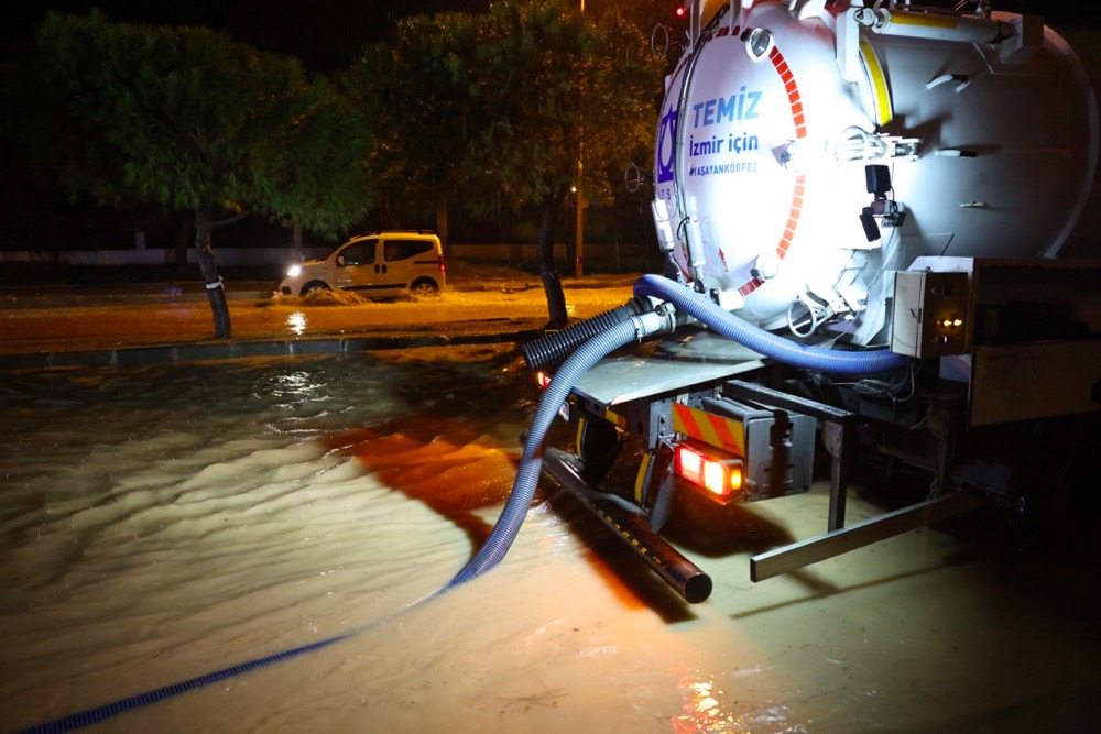 Çeşme Belediyesinden Olağanüstü Yağışa Olağanüstü Müdahalephoto 2025 11 28 21 10 58