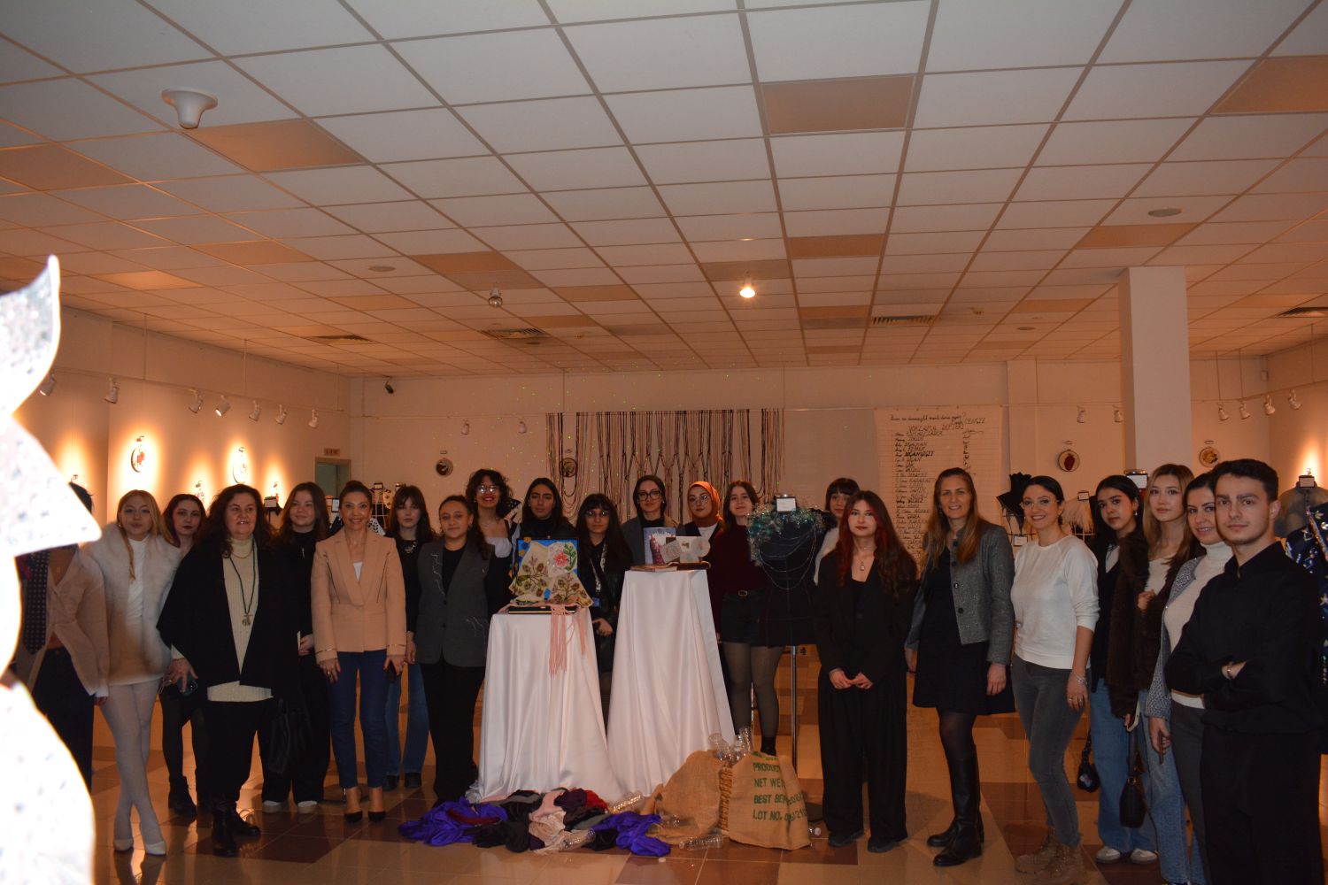 +++Egeli Moda Tasarım Öğrencileri Atık Kumaşları Sanata Dönüştürdü (5)