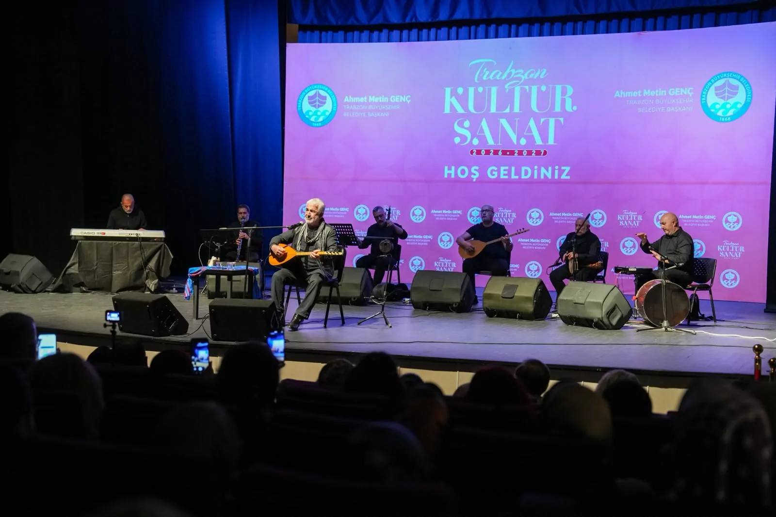 Trabzon'da türkü şöleni! Esat Kabaklı'ya büyük ilgi